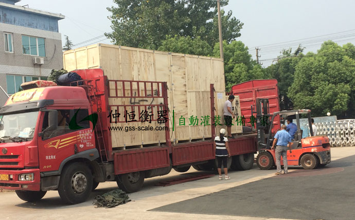 河北華茂偉業(yè)購買噸桶液體灌裝機(jī)裝車準(zhǔn)備出貨2