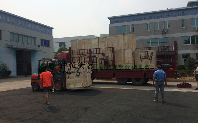 河北華茂偉業(yè)購買噸桶液體灌裝機(jī)裝車準(zhǔn)備出貨3