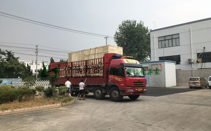 河北華茂偉業(yè)購買噸桶液體灌裝機(jī)裝車準(zhǔn)備出貨1